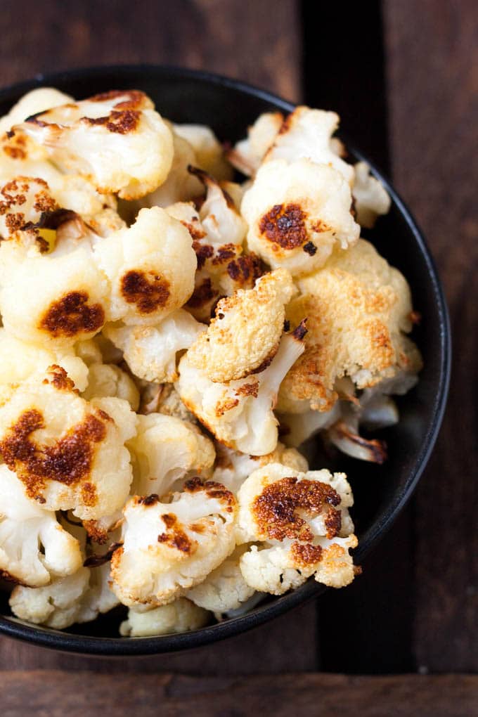 Perfekt gerösteter Blumenkohl. Nur vier Zutaten und herrlich knusprig. SO gut - Kochkarussell.com