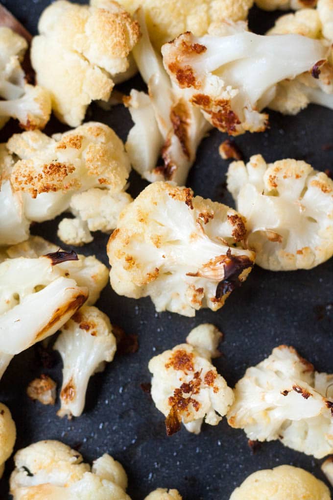Perfekt gerösteter Blumenkohl. Nur vier Zutaten und herrlich knusprig. SO gut - Kochkarussell.com