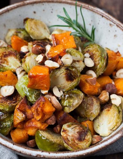 Knusprig gerösteter Rosenkohl und Süßkartoffel aus dem Ofen. Köstlich, praktisch und nur 6 Zutaten - Kochkarussell.com