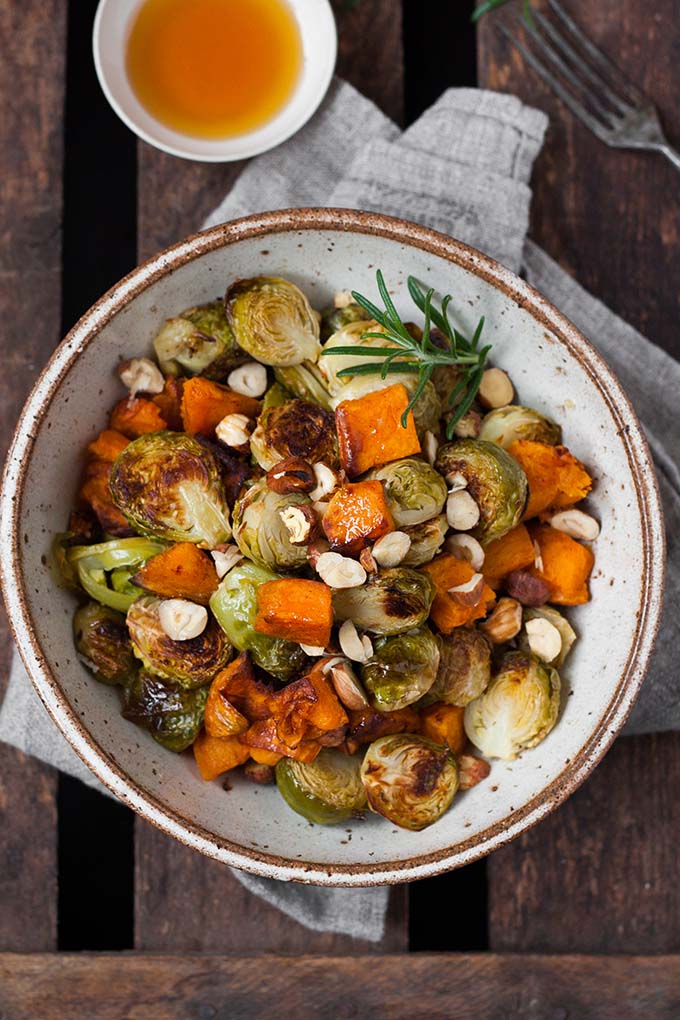 Knusprig gerösteter Rosenkohl und Süßkartoffel aus dem Ofen. Köstlich, praktisch und nur 6 Zutaten - Kochkarussell.com