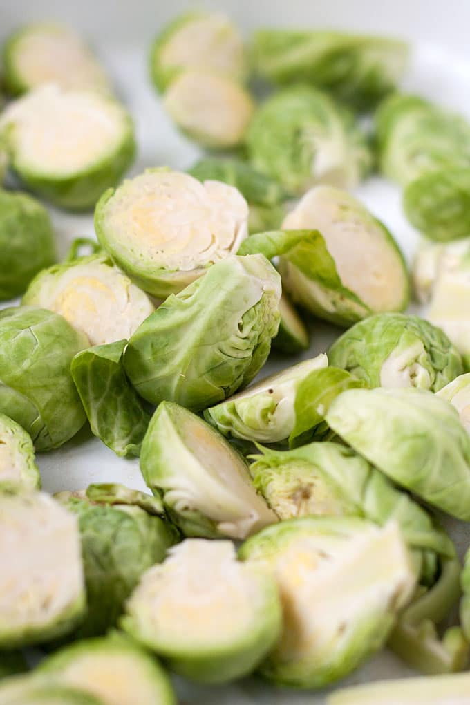 Knusprig gerösteter Rosenkohl und Süßkartoffel aus dem Ofen. Köstlich, praktisch und nur 6 Zutaten - Kochkarussell.com