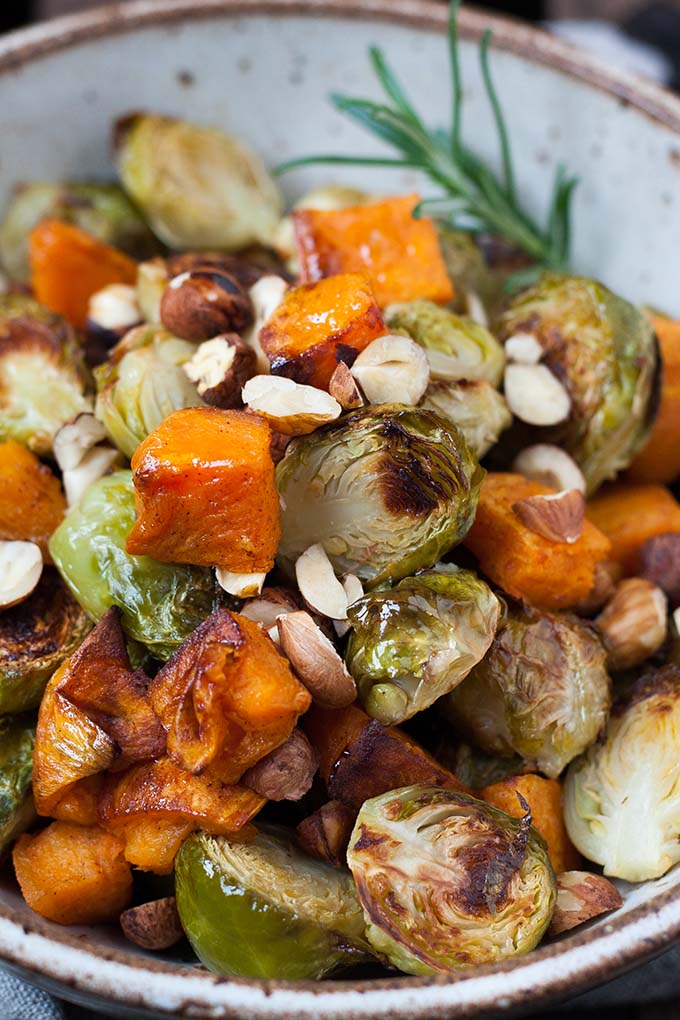 Knusprig gerösteter Rosenkohl und Süßkartoffel aus dem Ofen. Köstlich, praktisch und nur 6 Zutaten - Kochkarussell.com