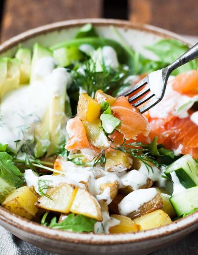 kartoffel-lachs-power-bowl-mit-avocado-1