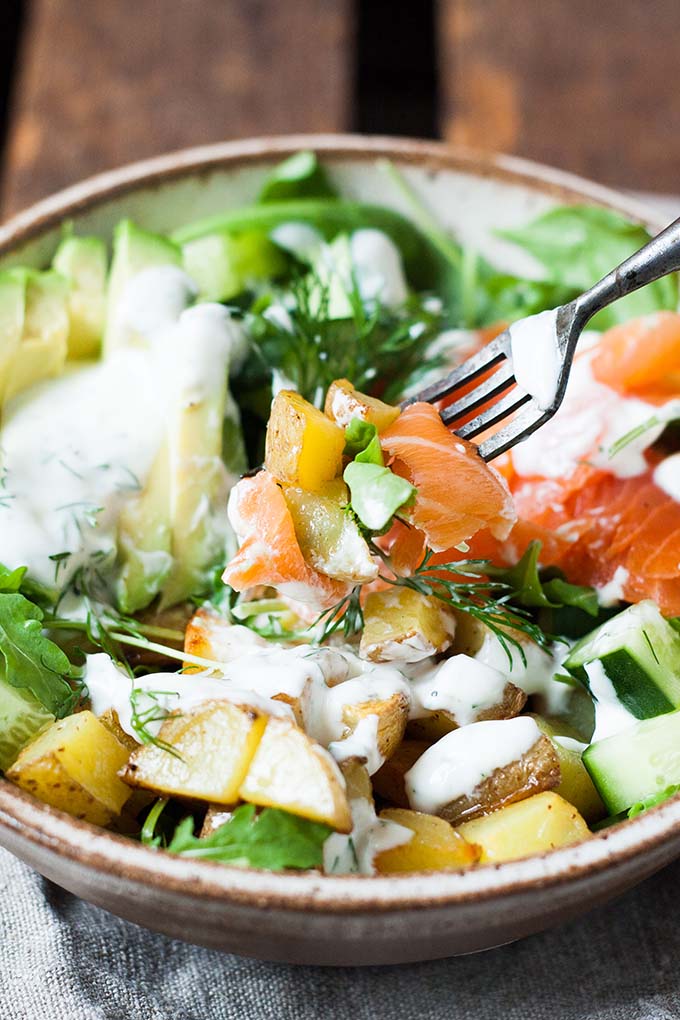 kartoffel-lachs-power-bowl-mit-avocado-1