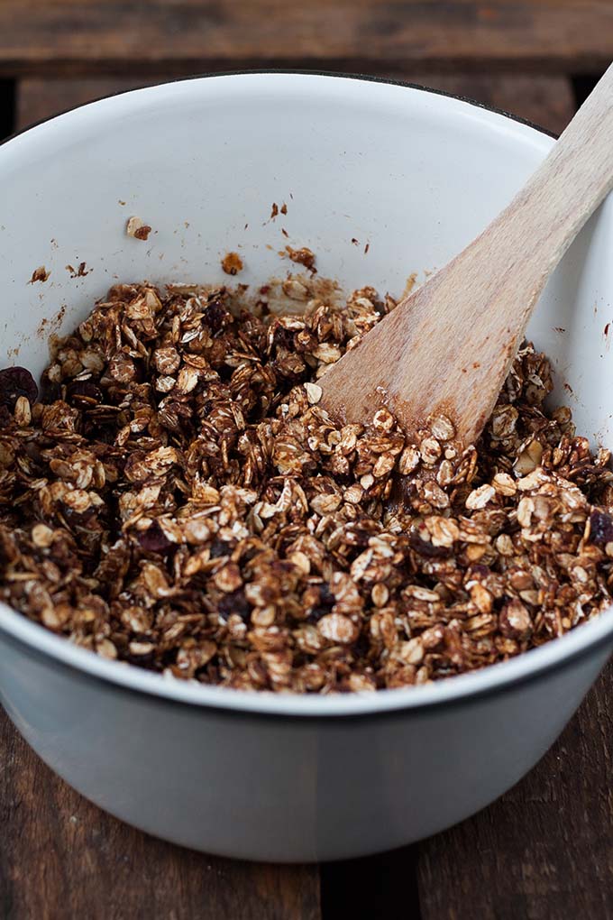 Schoko-Müsliriegel selbstgemacht. Super einfach, schokoladig und unglaublich lecker. Definitiv Ausprobieren - Kochkarussell.com