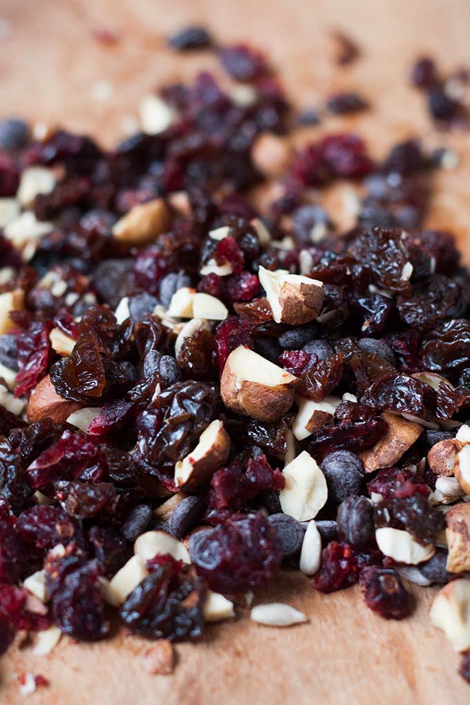 Gehackte Nüsse, getrocknete Früchte und Schokodrops für selbstgemachte Schoko-Müsliriegel - Kochkarussell.com 