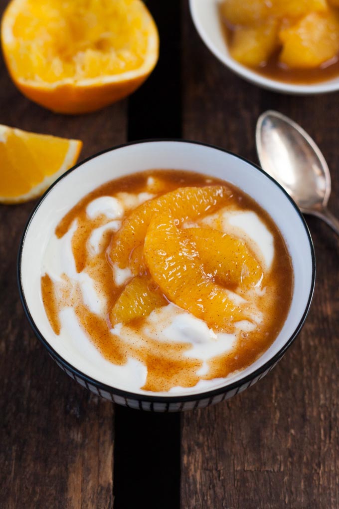 Werbung. Der Vanillekipferl-Quark mit Gewürzorangen ist schnell und unglaublich cremig. Das perfekte Dessert im Advent - Kochkarussell.com