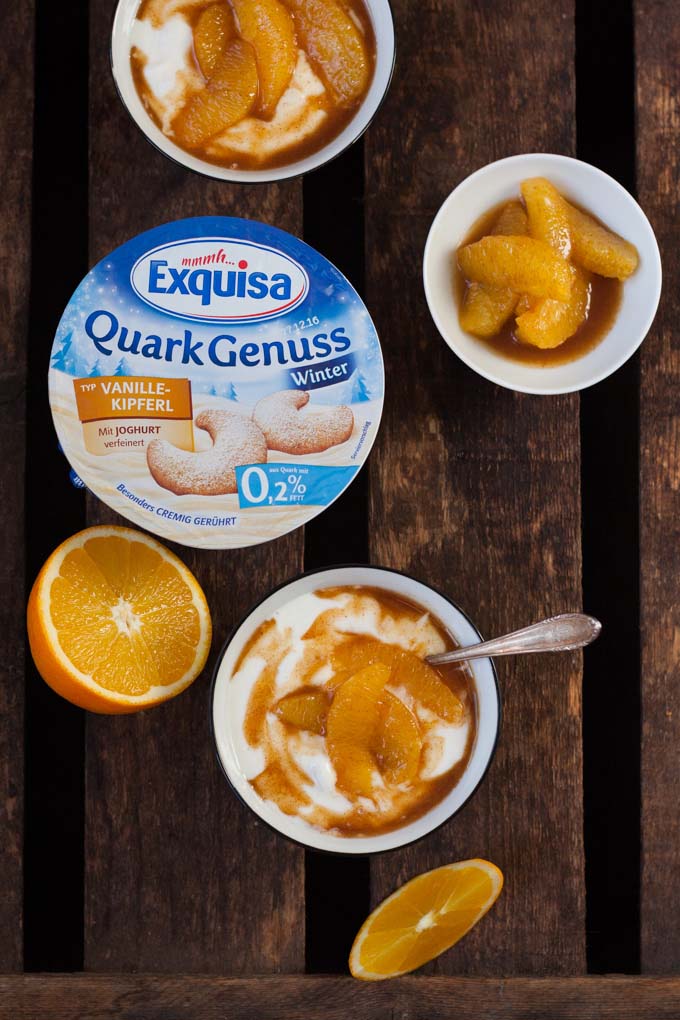 Werbung. Der Vanillekipferl-Quark mit Gewürzorangen ist schnell und unglaublich cremig. Das perfekte Dessert im Advent - Kochkarussell.com
