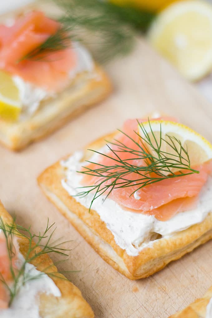 Lachs-Blätterteig-Häppchen. 4 Zutaten, einfach und super lecker - Kochkarussell.com
