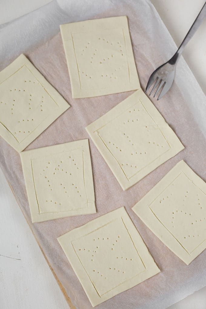 Grundlage für die Lachs-Blätterteig-Häppchen. 4 Zutaten, einfach und super lecker - Kochkarussell.com