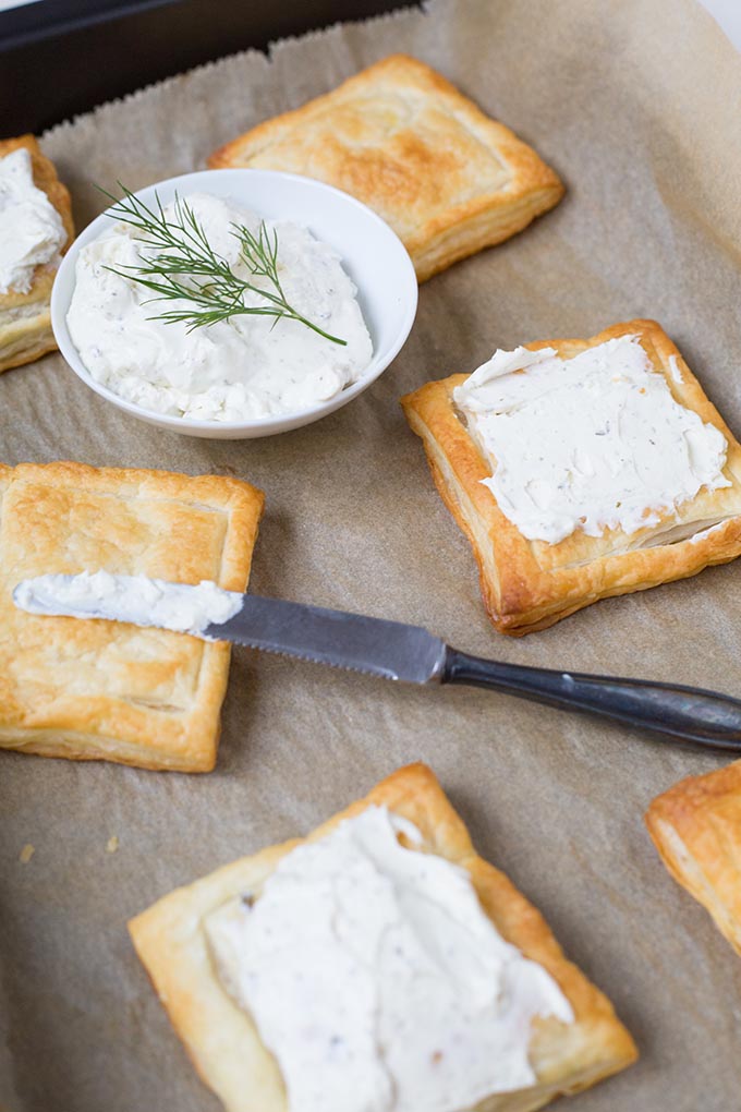 Lachs-Blätterteig-Häppchen. 4 Zutaten, einfach und super lecker - Kochkarussell.com