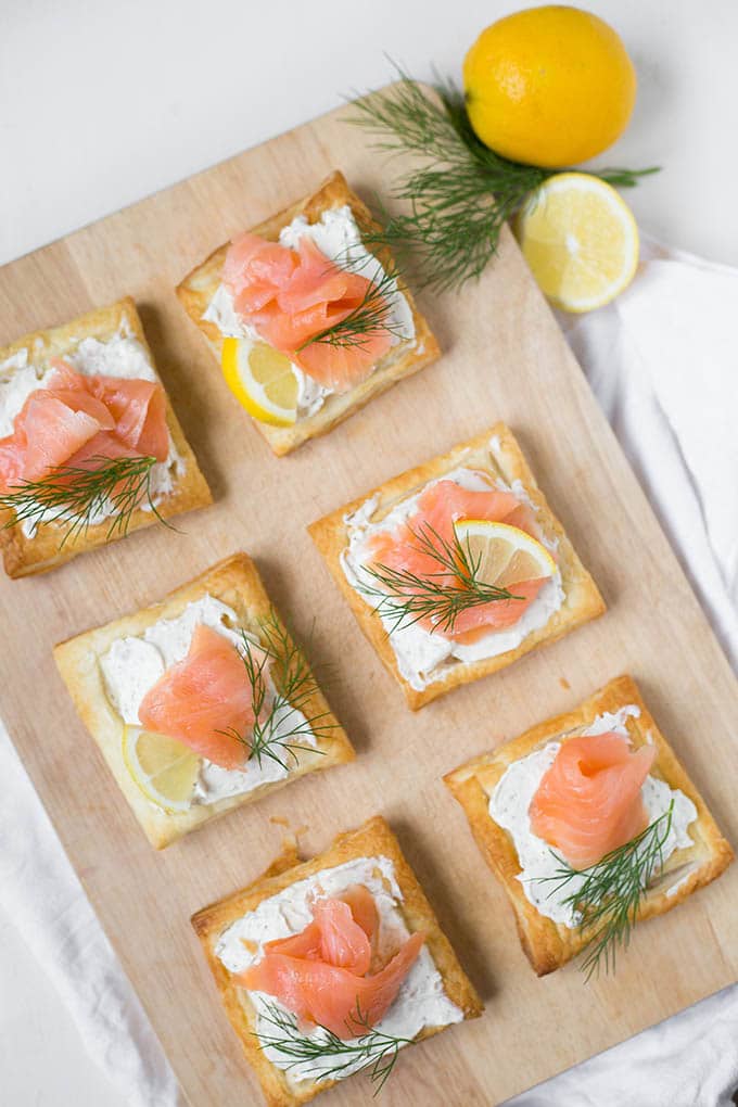 Lachs-Blätterteig-Häppchen. 4 Zutaten, einfach und super lecker - Kochkarussell.com