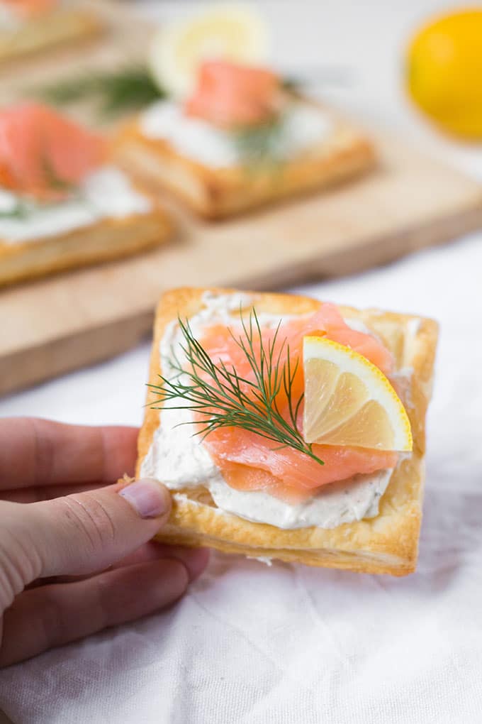Lachs-Blätterteig-Häppchen. 4 Zutaten, einfach und super lecker - Kochkarussell.com