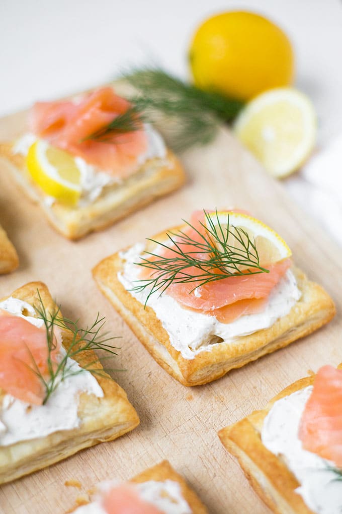 Lachs-Blätterteig-Häppchen. 4 Zutaten, einfach und super lecker - Kochkarussell.com