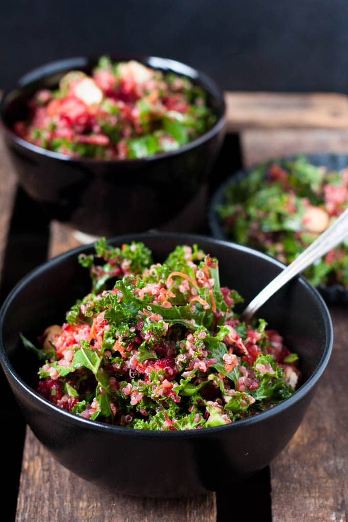 Der Pink Power Salat ist lecker, super gesund und macht lange satt. Perfekt - kochkarussell.com