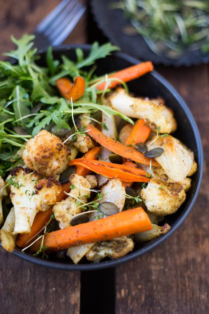 Die Röstgemüse Bowl ist super schnell vorbereitet und kommt garantiert gut an - Kochkarussell.com