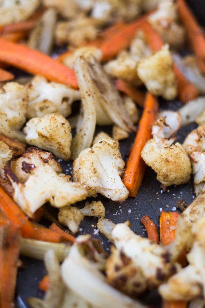 Die Röstgemüse Bowl ist super schnell vorbereitet und kommt garantiert gut an - Kochkarussell.com