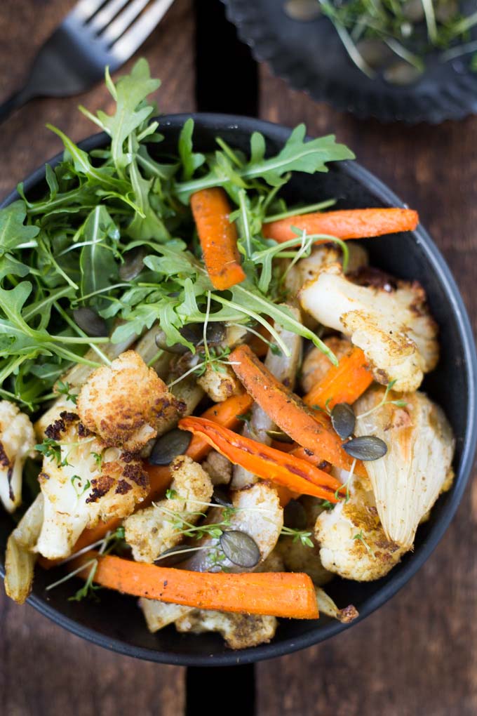 Die Röstgemüse Bowl ist super schnell vorbereitet und kommt garantiert gut an - Kochkarussell.com