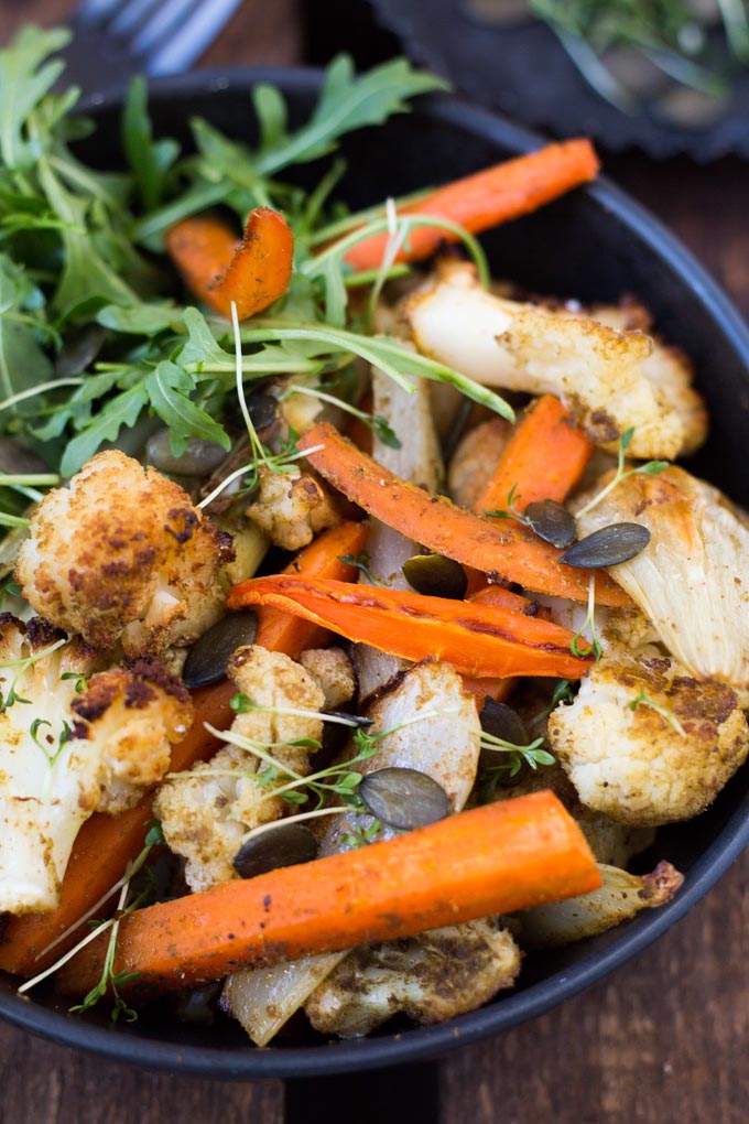 Die Röstgemüse Bowl ist super schnell vorbereitet und kommt garantiert gut an - Kochkarussell.com