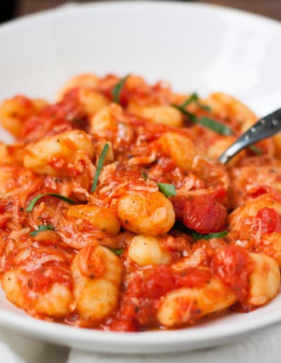 Gnocchi-mit-turboschneller-Tomatensauce-und-Mozzarella-1