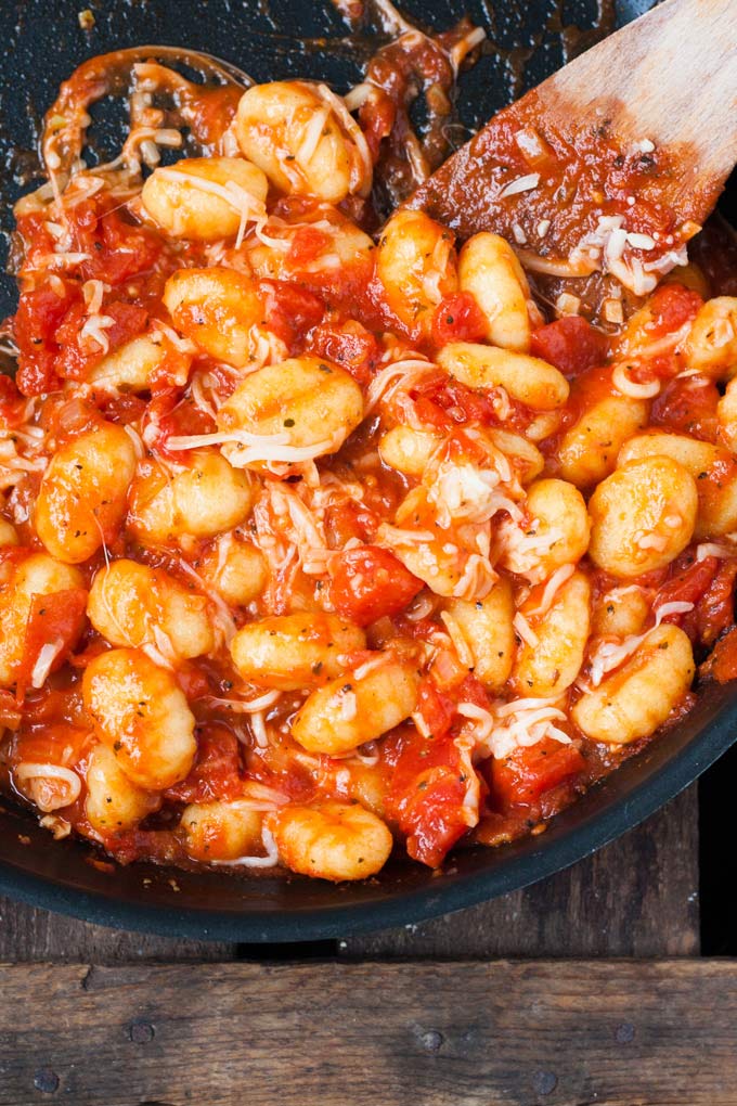 Gnocchi mit Tomatensauce und Mozzarella. Dieses Rezept dauert 15 Minuten, ist einfach und UNGLAUBLICH gut - Kochkarussell.com Gnocchi mit Tomatensauce und Mozzarella. Dieses Rezept dauert 15 Minuten, ist einfach und UNGLAUBLICH gut - Kochkarussell.com