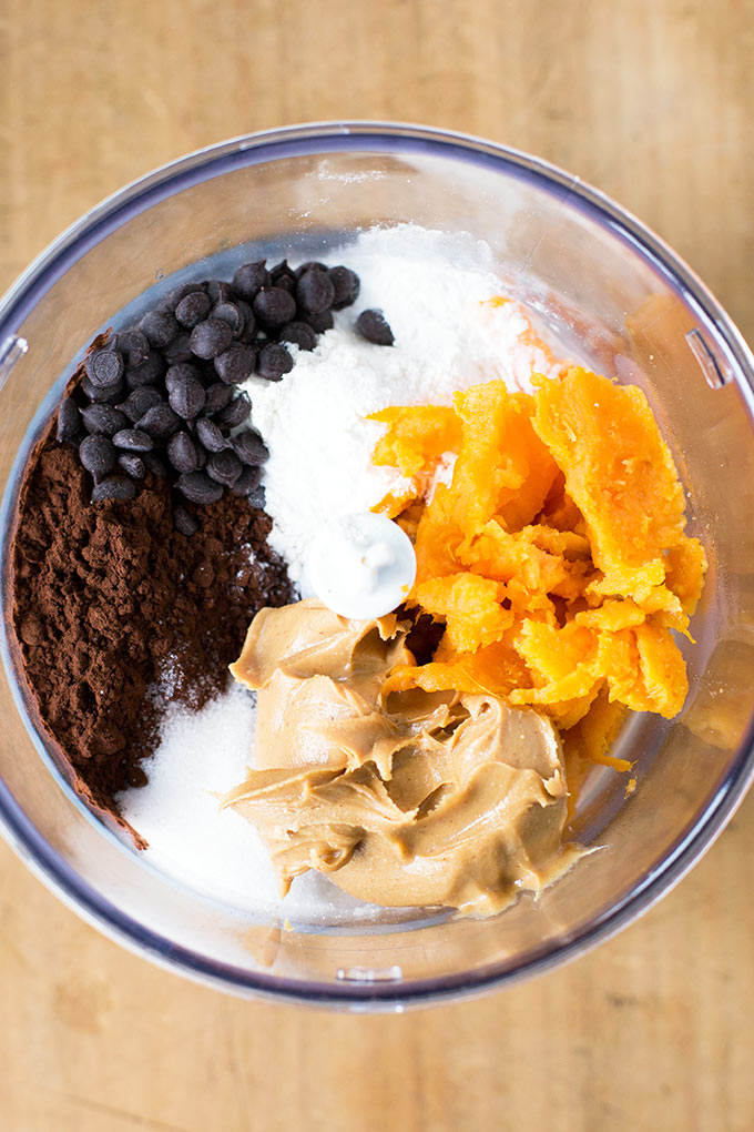 Werbung. Zutaten für die extra fudgy Süßkartoffel-Brownies mit Erdnussbutter - Kochkarussell.com