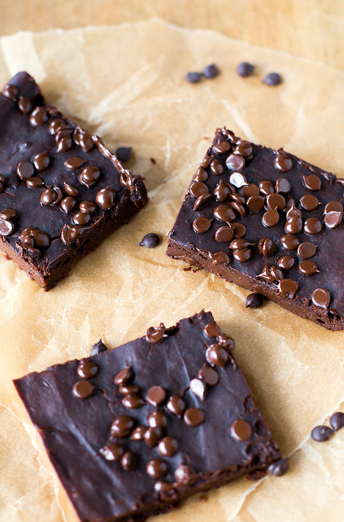 Werbung. Brownies mit Süßkartoffel und Erdnussbutter. Einfach, dekadent schokoladig und extra fudgy - Kochkarussell.com