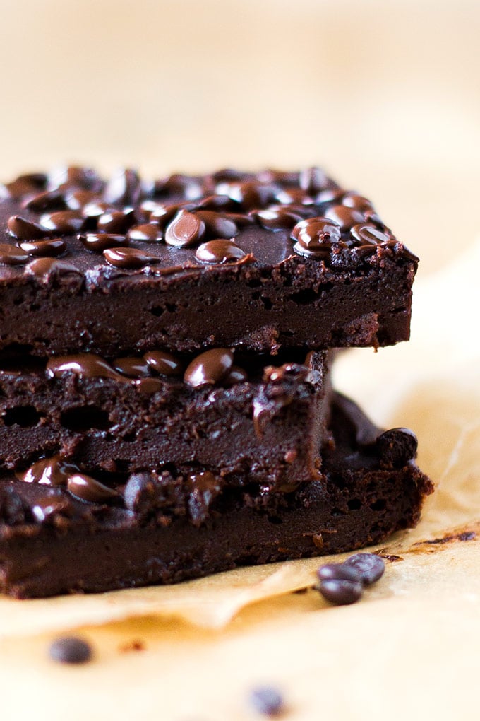 Werbung. Süßkartoffel-Brownies mit Erdnussbutter. Super einfach, saftig und dekadent schokoladig - Kochkarussell.com