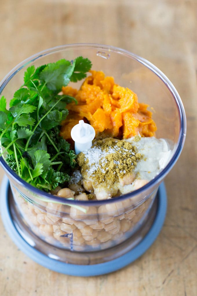Werbung. Vegane Süßkartoffel-Falafel Buddha Bowl. Dieses Rezept ist SO einfach und lecker - Kochkarussell.com