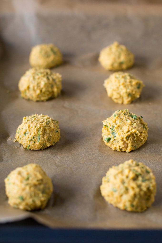 Werbung. Vegane Süßkartoffel-Falafel aus dem Backofen. Super einfach! - Kochkarussell.com