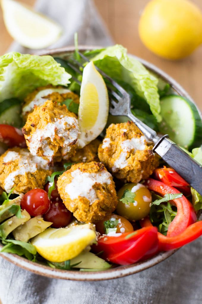 Werbung. Vegane Süßkartoffel-Falafel Buddha Bowl. Dieses Rezept ist SO einfach und lecker - Kochkarussell.com