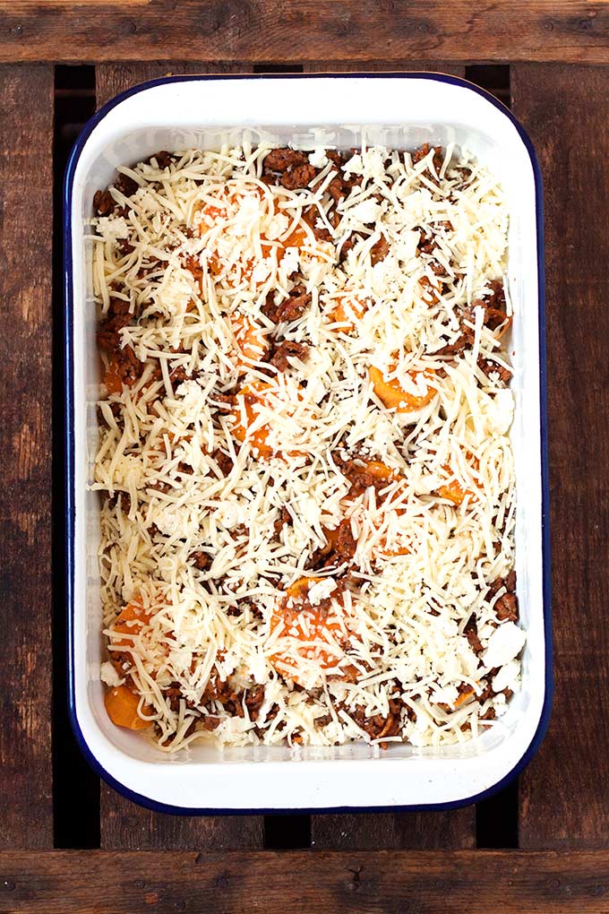 Werbung. Süßkartoffel-Hackfleisch-Auflauf mit Feta. Dieses 9-Zutaten Rezept ist einfach und SO lecker - Kochkarussell.com