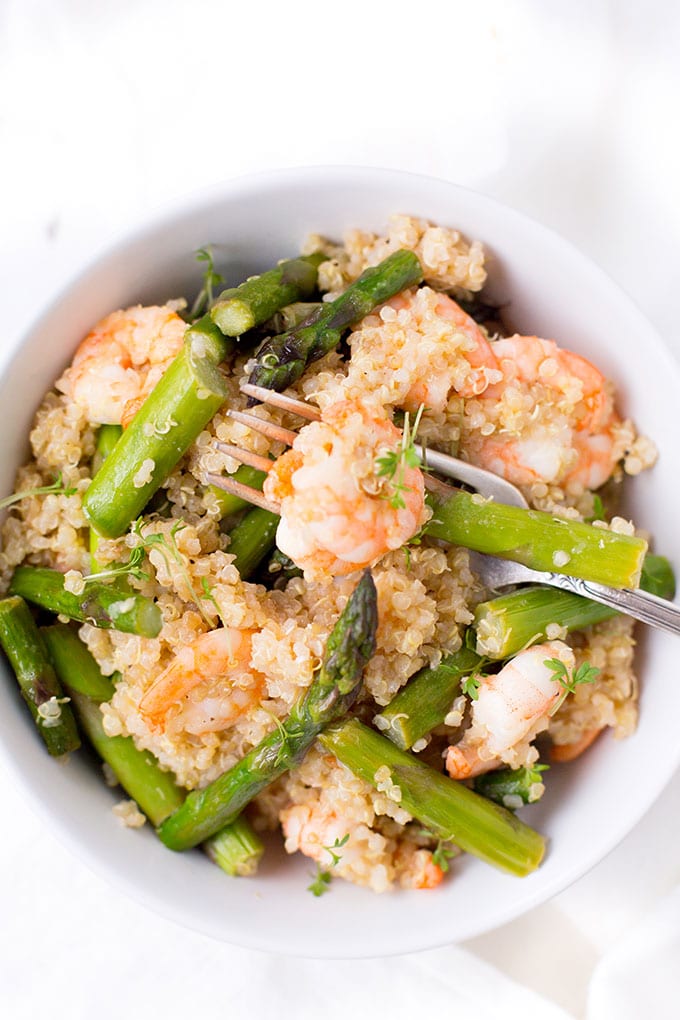 Quinoa mit grünem Spargel und Garnelen. Dieses 7-Zutaten Rezept ist schnell und super einfach - Kochkarussell.com Quinoa mit grünem Spargel und Garnelen. Dieses 7-Zutaten Rezept ist schnell und super einfach - Kochkarussell.com