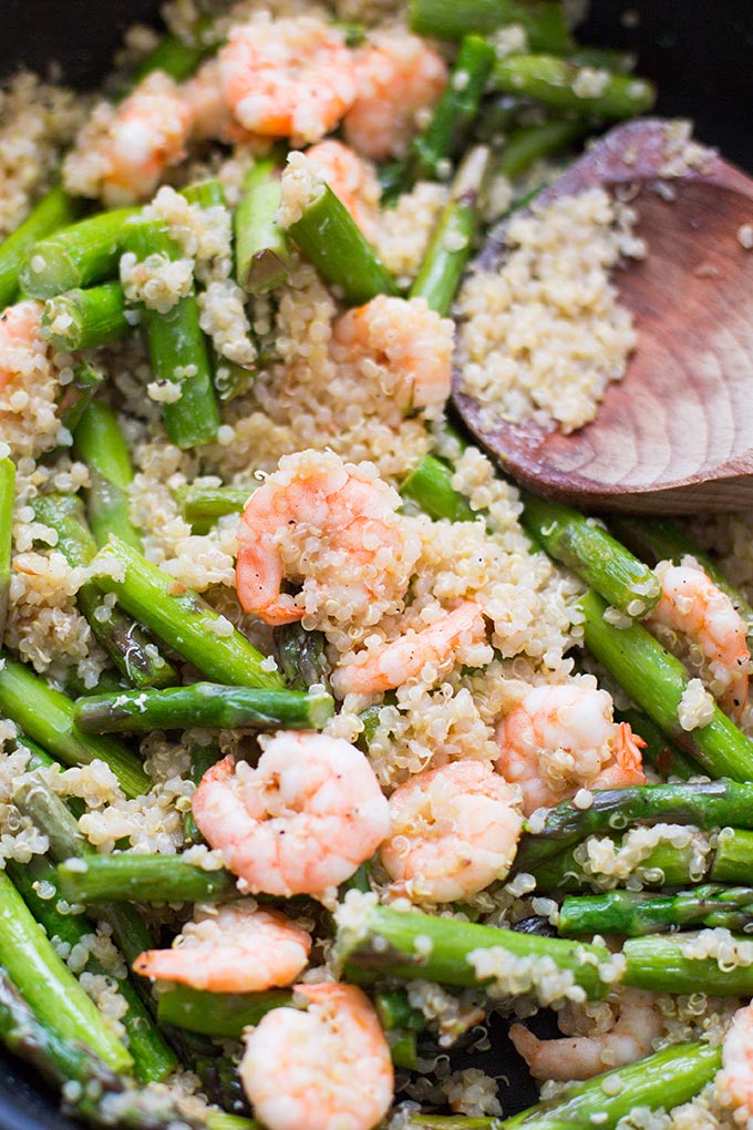 Quinoa mit grünem Spargel und Garnelen. Dieses 7-Zutaten Rezept ist schnell und super einfach - Kochkarussell.com Quinoa mit grünem Spargel und Garnelen. Dieses 7-Zutaten Rezept ist schnell und super einfach - Kochkarussell.com