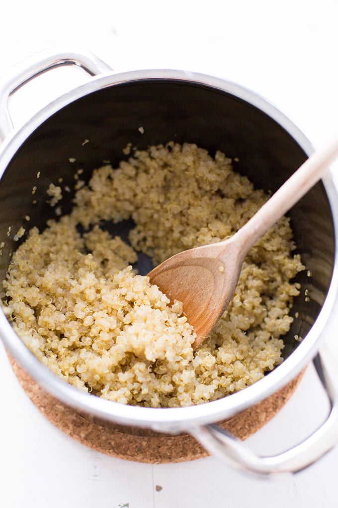 Gekochtes Quinoa im Topf für Quinoa mit grünem Spargel und Garnelen - Kochkarussell.com Gekochtes Quinoa im Topf für Quinoa mit grünem Spargel und Garnelen - Kochkarussell.com