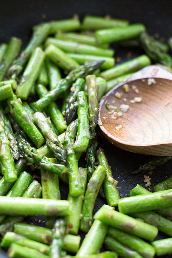 Gebratener grüner Spargel mit Knoblauch für Quinoa mit grünem Spargel und Garnelen - Kochkarussell.com Gebratener grüner Spargel mit Knoblauch für Quinoa mit grünem Spargel und Garnelen - Kochkarussell.com