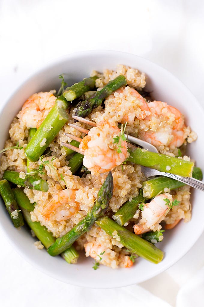 Quinoa mit grünem Spargel und Garnelen. Dieses 7-Zutaten Rezept ist schnell und super einfach - Kochkarussell.com Quinoa mit grünem Spargel und Garnelen. Dieses 7-Zutaten Rezept ist schnell und super einfach - Kochkarussell.com