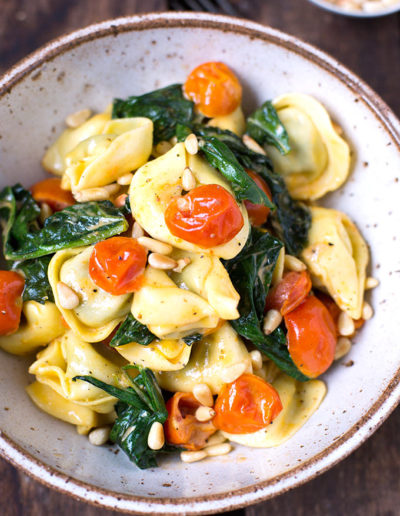 Tortellini-mit-Tomaten-Sahnesauce-und-Spinat-1