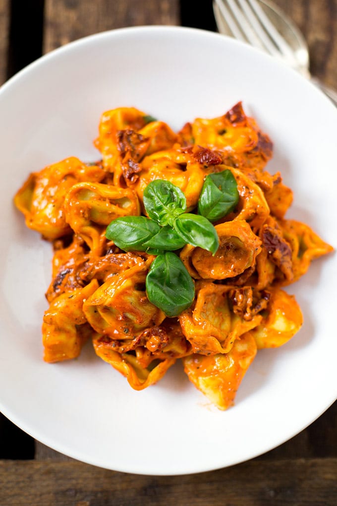 Tortellini-mit-getrockneten-Tomaten-und-Basilikum-1