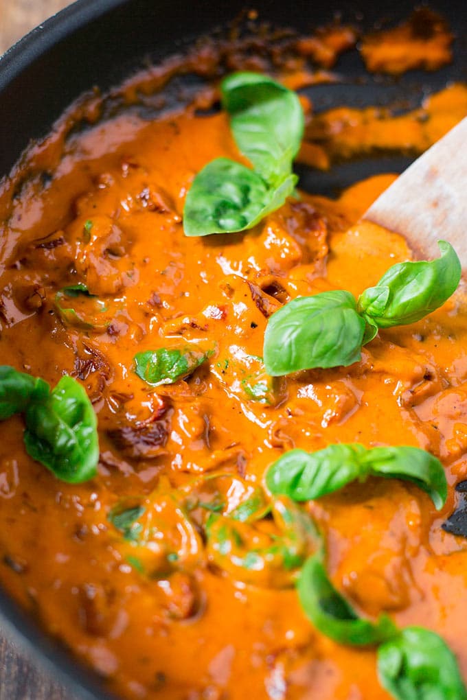 Tortellini mit Tomatensauce und Basilikum. 15-Minuten Rezept, getrocknete Tomaten und UNGLAUBLICH gut - Kochkarussell.com Tortellini mit Tomatensauce und Basilikum. 15-Minuten Rezept, getrocknete Tomaten und UNGLAUBLICH gut - Kochkarussell.com