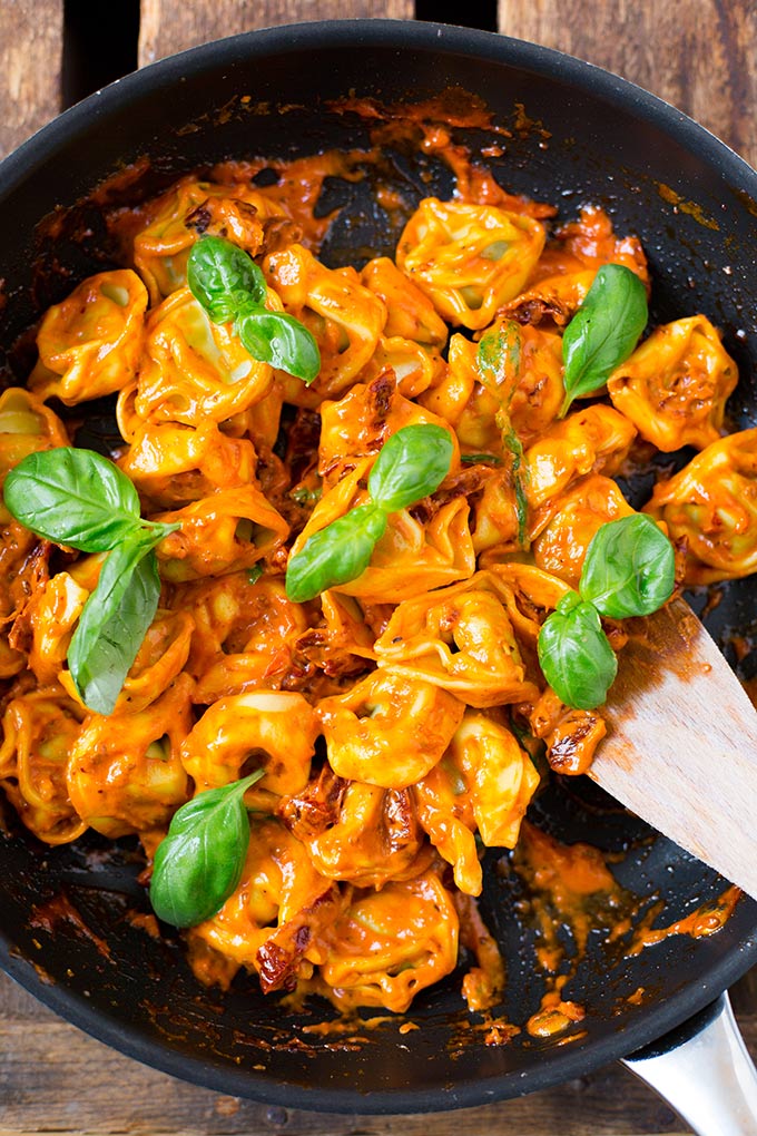 Tortellini mit Tomatensauce und Basilikum. 15-Minuten Rezept, getrocknete Tomaten und UNGLAUBLICH gut - Kochkarussell.com Tortellini mit Tomatensauce und Basilikum. 15-Minuten Rezept, getrocknete Tomaten und UNGLAUBLICH gut - Kochkarussell.com