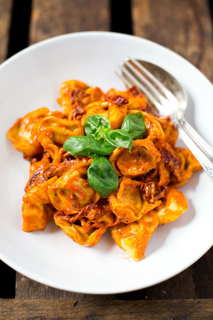 Tortellini mit Tomatensauce und Basilikum. 15-Minuten Rezept, getrocknete Tomaten und UNGLAUBLICH gut - Kochkarussell.com