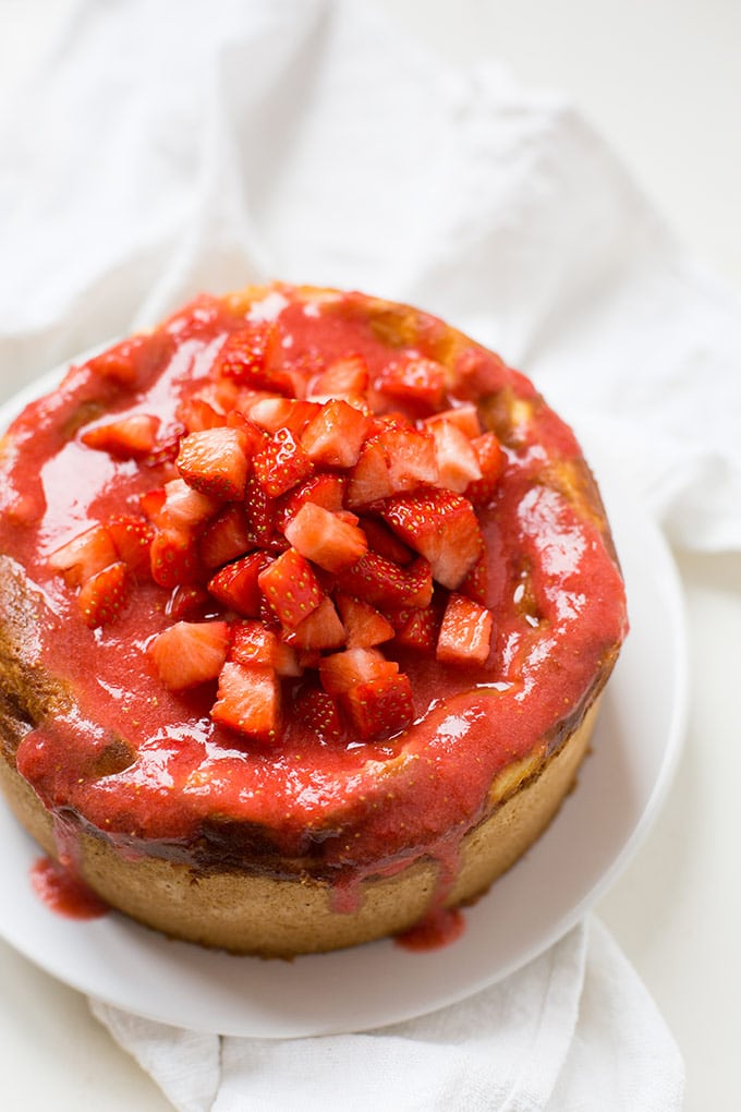 Werbung. Einfacher Käsekuchen mit Erdbeeren. Dieses Rezept ist schnell und UNGLAUBLICH lecker - Kochkarussell.com