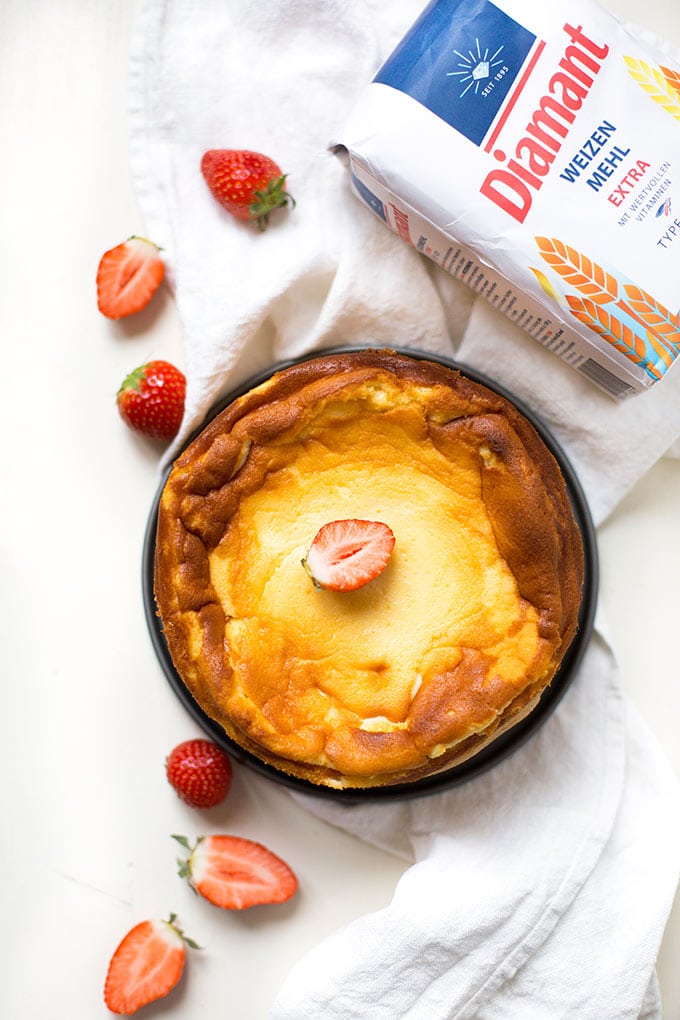 Werbung. Einfacher Käsekuchen mit Erdbeeren. Dieses Rezept ist schnell und UNGLAUBLICH lecker - Kochkarussell.com