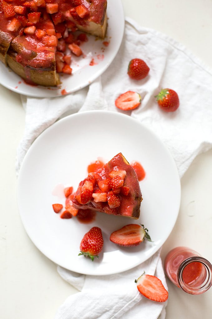 Werbung. Einfacher Käsekuchen mit Erdbeeren. Dieses Rezept ist schnell und UNGLAUBLICH lecker - Kochkarussell.com