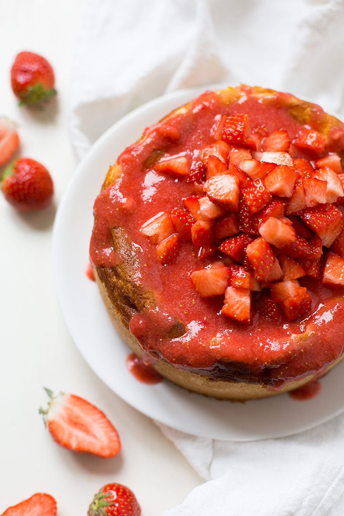 Werbung. Einfacher Käsekuchen mit Erdbeeren. Dieses Rezept ist schnell und UNGLAUBLICH lecker - Kochkarussell.com