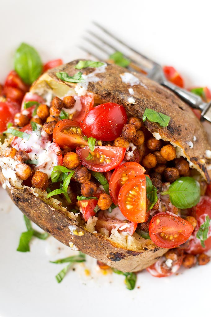 Ofenkartoffeln-gefüllt-mit-Tomatensalat-und-Kichererbsen-1