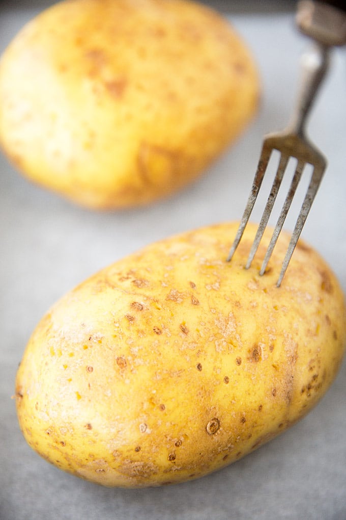 Werbung. Super einfache und leckere Ofenkartoffeln gefüllt mit Tomaten und Kichererbsen - Kochkarussell.com Werbung. Super einfache und leckere Ofenkartoffeln gefüllt mit Tomaten und Kichererbsen - Kochkarussell.com