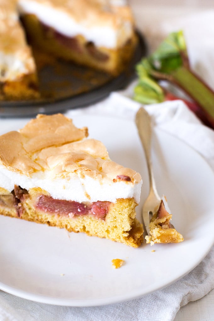 Werbung. Einfacher Rhabarberkuchen mit Baiser und Marzipan. Dieses schnelle Rezept begeistert garantiert ALLE - Kochkarussell.com Werbung. Einfacher Rhabarberkuchen mit Baiser und Marzipan. Dieses schnelle Rezept begeistert garantiert ALLE - Kochkarussell.com