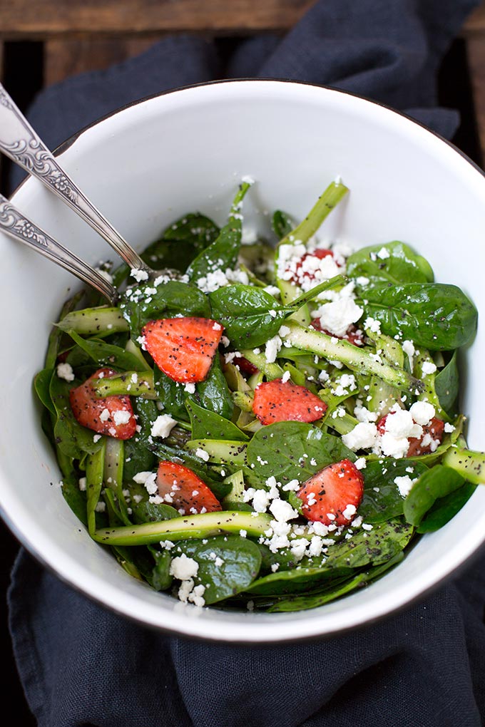 Spargel-Erdbeer-Salat mit Feta. Dieses 8-Zutaten Rezept ist einfach und perfekt süß-salzig - Kochkarussell.com Spargel-Erdbeer-Salat mit Feta. Dieses 8-Zutaten Rezept ist einfach und perfekt süß-salzig - Kochkarussell.com